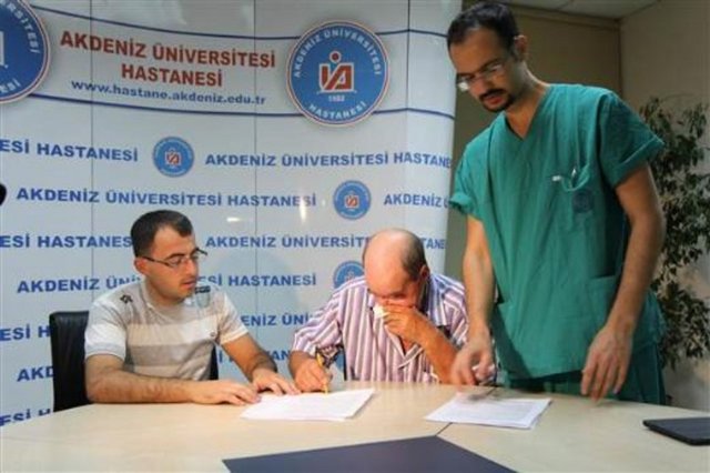Fotoğraf karelerinde ve kamera kaydında Üslün'ün yüz nakli için gereken imzayı atması, sağlık ekibi tarafından nakile hazırlanması ve Prof. Dr. Ömer Özkan'ın ameliyat sırasındaki görüntüleri yer alıyor.