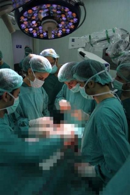 Geçirdiği trafik kazasının ardından beyin ölümü gerçekleşen ve organları bağışlanan 31 yaşındaki Muhittin Turan'ın yüzünün geçen cuma günü gerçekleştirilen ameliyatla nakledildiği 54 yaşındaki Salih Üslün, hastanedeki tedavisinin 4'üncü gününe girdi.