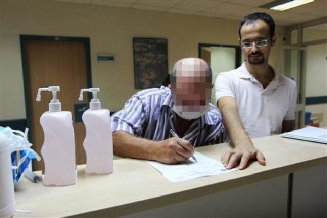 Ödemlerinin inmeye başladığını belirten Akdeniz Üniversitesi Plastik, Rekonstrüktif ve Estetik Cerrahi Anabilim Dalı Başkanı Doç. Dr. Özlenen Özkan, "Ödemleri biraz daha iyi Recep'e göre. Aynı Recep gibi birkaç gün içinde çenesini, dilini kullanmasını bekliyoruz. Daha güzel konuşabilmesi için nefes almasını sağlayan boğazındaki deliğin kapanması gerekiyor. 1-2 ay içinde konuşmasını bekliyoruz" dedi.