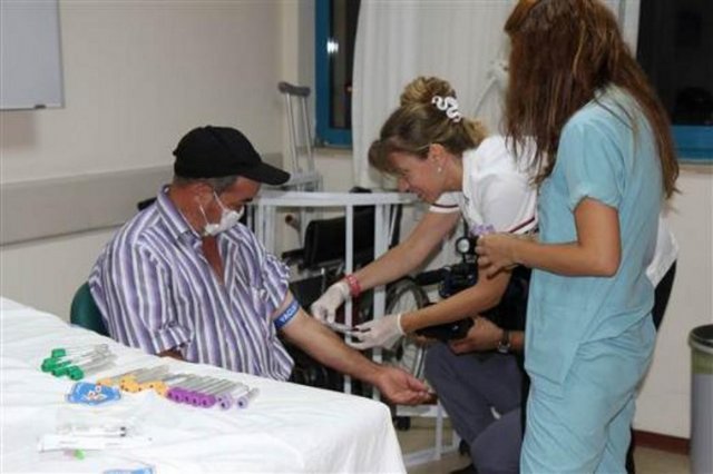 Türkiye'nin en yaşlı yüz nakilli hastası olan Salih Üslün'ün diğer hastalara göre farklı bir komplikasyon göstermediğini belirten Doç. Dr. Özkan, "Hastalarımıza titiz davranmakla beraber bütün organlarını inceliyoruz.