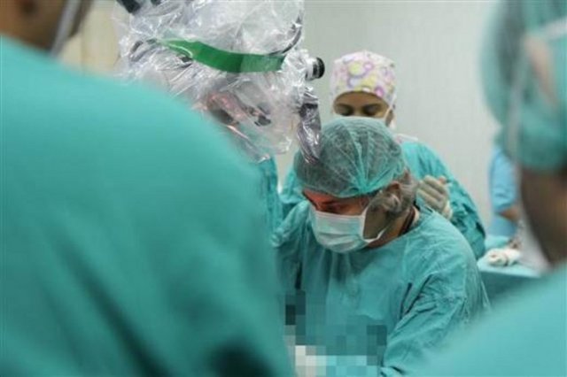 Salih Bey uyandığında daha sakindi, biz de çok şaşırdık. Saç, kaş, göz kapakları, gözyaşı kanalları gibi detaylar olduğu için iyileşme süreci uzun sürebilir. Daha sonra birkaç revizyondan geçecek" diye konuştu.