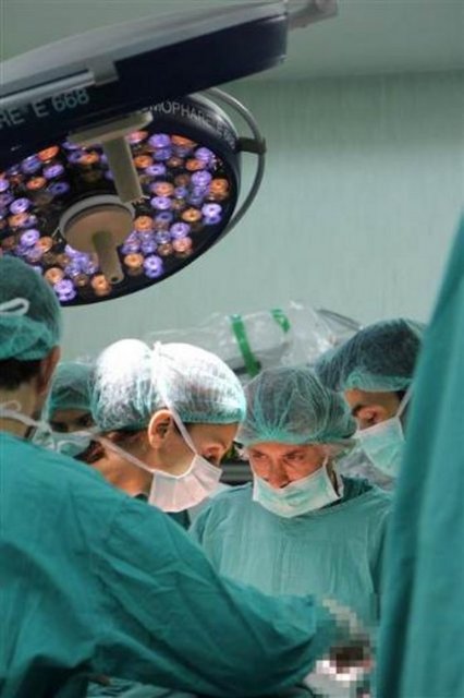 Bu arada, Akdeniz Üniversitesi Basın ve Halkla İlişkiler Müdürlüğü, son yüz nakli olan Salih Üslün'ün ameliyat görüntülerini basına servis etti.
