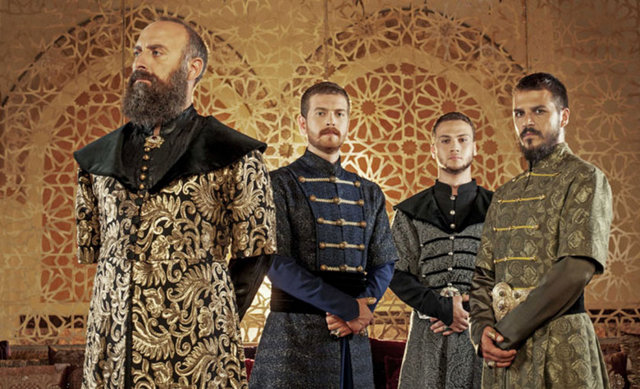 Mehmet'in ölümüyle taht sancağına kimin gönderileceği merakla beklenirken, Selim ile Bayezid arasındaki kavga da gitgide ateşlenmekte, Hürrem ve Mihrimah Bayezid'tan yana saf tutmaktadır...