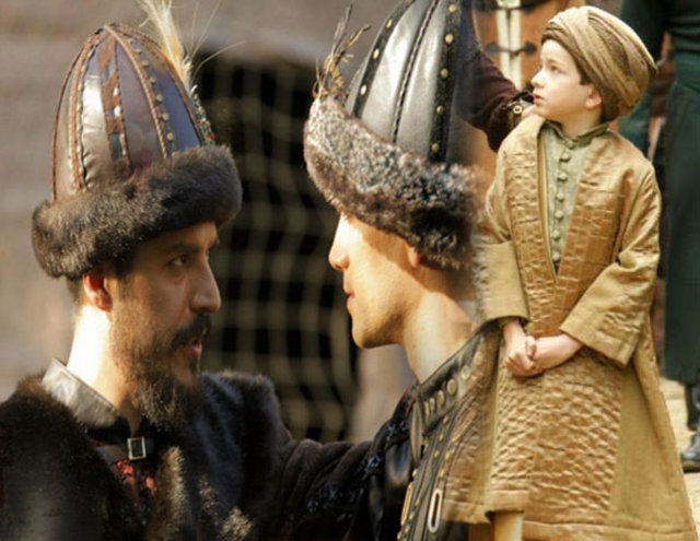 Halit Ergenç'in canlandırdığı Kanuni Sultan Süleyman'ın tahtının en güçlü varisi Şehzade Mustafa olarak izlediğimiz Mehmet Günsür'ün yanı sıra yeni sezonunda amansız taht kavgalarıyla izleyicisini ekrana kilitleyecek dizide Şehzade Bayezid karakterini Aras Bulut İyemli, Şehzade Selim karakterini ise Engin Öztürk oynayacak...