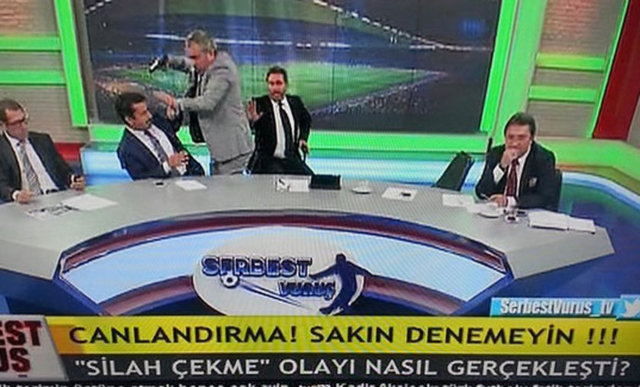 Yanında getirdiği oyuncak tabancayı programın bir diğer yorumcusu Mehmet Barans'unun ağzına soktu, ortaya bu görüntüler çıktı.