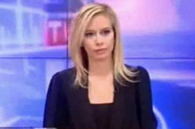 Hafta sonu Sky Türk'te yaşanan teknik sorun ekrana yansıdı. Sabah saatlerinde ekrana gelen haber bülteninde sunucunun sesi yaklaşık 20 saniye kapalı kaldı. Ardından sunucu yayını bitirdi ve Devlet Bahçeli'nin konuşması ekrana geldi. Bahçeli'nin görüntüsüyle ses de açıldı. Ancak bu sırada canlı yayınlanan Bahçeli'nin konuşmasına karışan bir bayanın ağzından şu sözler döküldü; 'Şimdi şu açıdan söylüyorum artık saçımız makyajımız yapılıyor. Ama gel gör ki alışmadık dıtta dıt durmazmış...' -