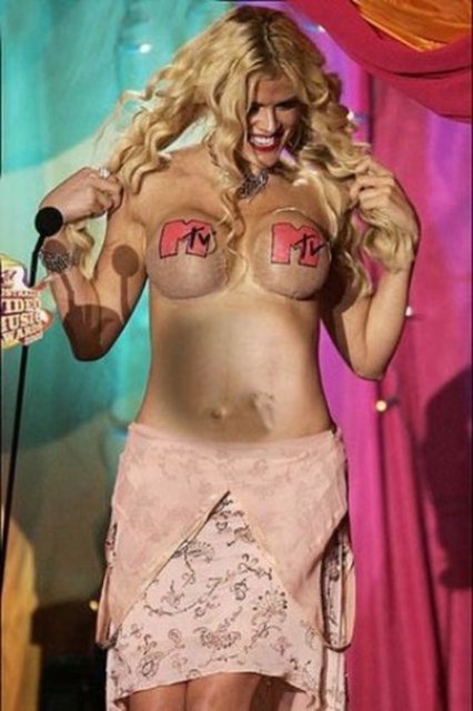 Zayıfladığını göstermek için öne doğru eğilen ve bu sırada göğüsleri görünen Smith, 'Vücudumu beğendiniz mi?' diye sorduğu seyircilerden herhangi bir yanıt alamadı, çünkü salondakilerin de ekran başındaki milyonlar gibi şaşkınlıktan dili tutulmuştu.  -