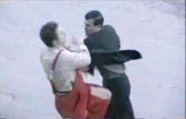 Mustafa Karadeniz kendi hazırladığı şakalarla bundan birkaç yıl öncesine kadar sevilen bir televizyon programı hazırlıyordu. O programda yaptığı şakalardan birinde, bu sefer baltayı taşa vurur ve arabasını boyadığı adamdan feci bir dayak yer.