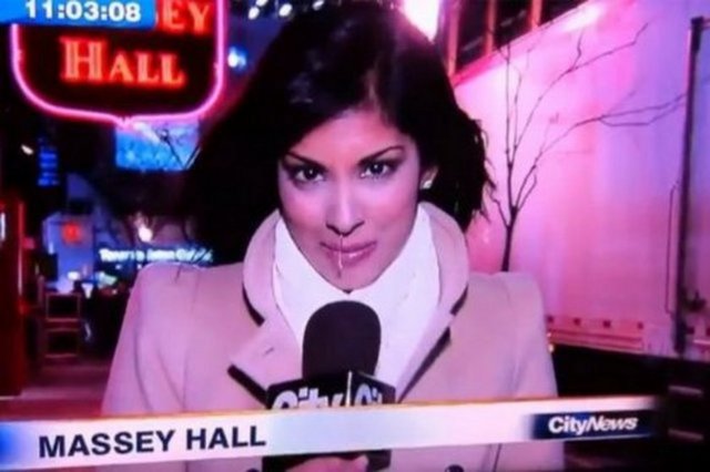 Güzel sunucu hayatının en talihsiz anlarından birini yaşadı.