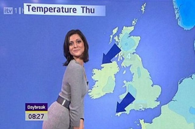 İngiltere'de itv kanalında hava durumunu sunan 30 yaşındaki Lucy Verasamy, İngiltere'ye İsviçre üzerinden gelen soğuk hava dalgasını işaret eden oklar vücudunun 'uygunsuz' bölgelerine yönelince ortaya komik bir görüntü çıktı. -