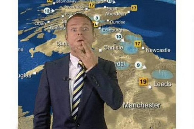 Bu sırada kameranın kendisine döndüğünden habersiz Schafernaker orta parmağı ile Simon McCoy'a küfür anlamına gelen bir el hareketiyle karşılık verdi. Kameranın kendisini çektiğini farkeden hava durumu spikeri parmaklarını hemen başka şekillere soksa da bu görüntü milyonlarca izleyiciye yansıdı.  -