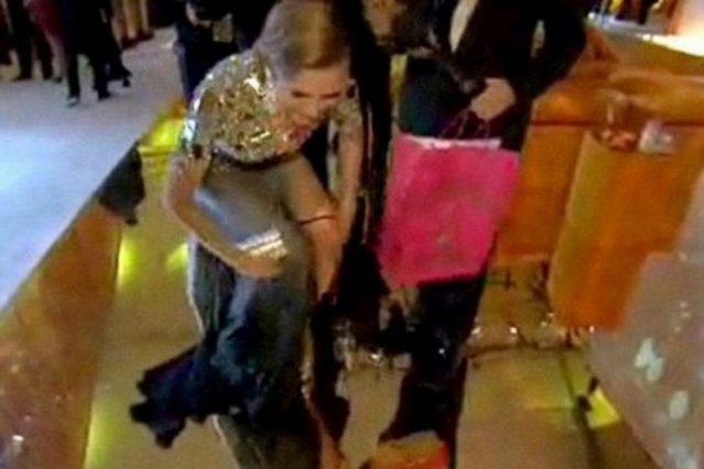 Elton John'ın düzenlediği partiye davetli olan Klum, burada The Tonight Show with Jay Leno adlı şov programının muhabiri Ross Matthews ile karşılaştı. Matthews, partideki ünlü isimlerin yanına gidip, onlardan Jey Leno adına hatıra eşyaları topladığını söyledi. Klum'da İç çamaşırını orada çıkartarak verdi...  -