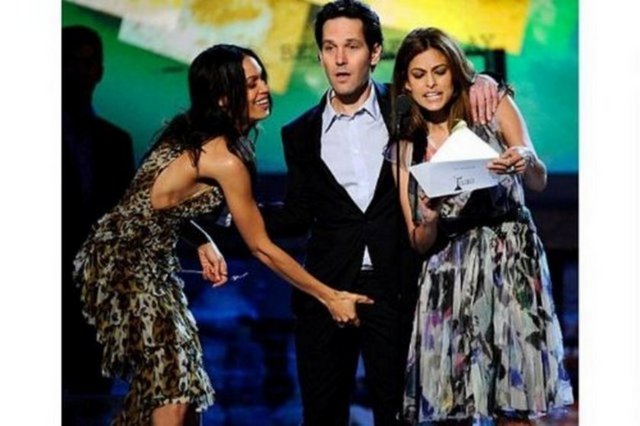 Dawson, Mendes'in 'intikamını almak için' Rudd'un pantolonunun önünü avuçladı! -