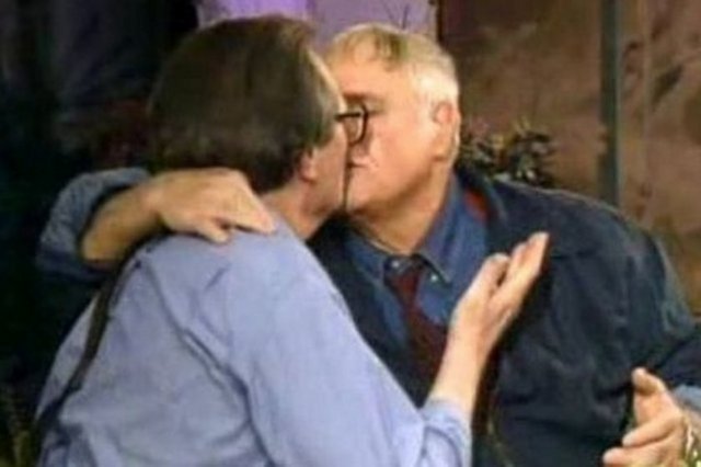 Temmuz 2004'te hayatını kaybeden sinema efsanesi Marlon Brando da bir başka öpücük skandalına karıştı. Larry King'in canlı olarak yayınlanan şovunda otobiyografisini tanıtmak için ekrana çıkan Brando, birden King'i dudaklarından öperek canlı yayın tarihinin en rahatsız edici olaylarından birine imza attı.  -