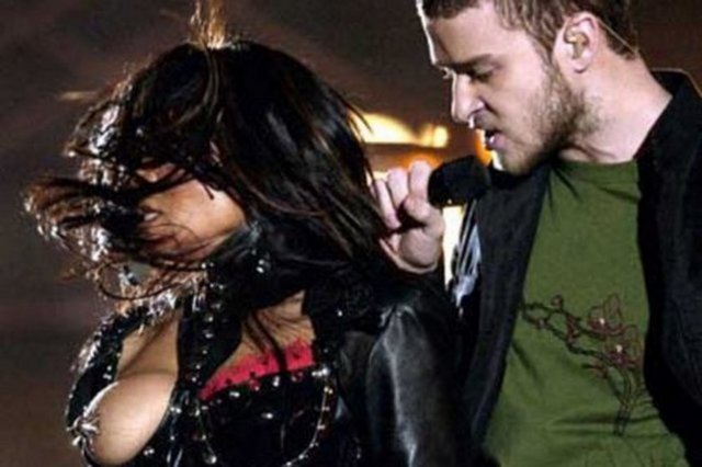 Amerikalı sporseverlerin ilgiyle izlediği Amerikan Süper Kupası finalinin devre arasında, Janet Jackson ile Justin Timberlake sahneye çıktı. Canlı yayınlanan şovda birden göğsünü açan Jackson, bunun kaza olduğunu söylediyse de canlı yayın skandalları tarihine ismini 'altın harflerle' yazdırdı. O günden sonra ABD'deki canlı yayınlar, benzer bir skandala mahal vermemek amacıyla uydudan ayarlanarak 1 dakika gecikmeli olarak ekrana getirilmeye başlandı.  -