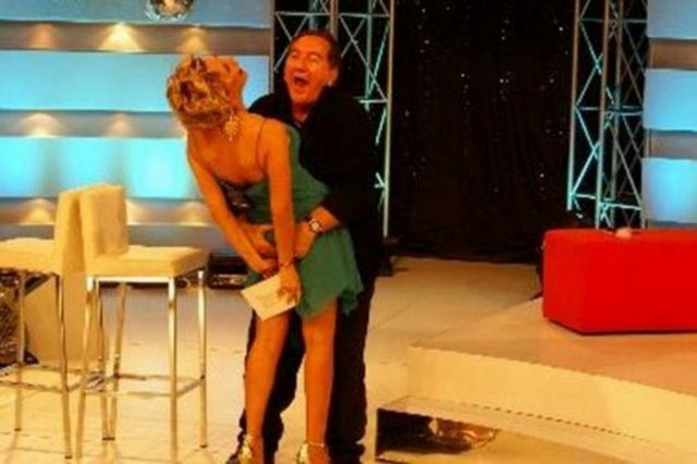 Seray Sever ve Erkekler' adlı programın çekimlerinde ünlü tiyatrocu Ali Poyrazoğlu, Seray Sever'e ilginç bir sürpriz yaptı.