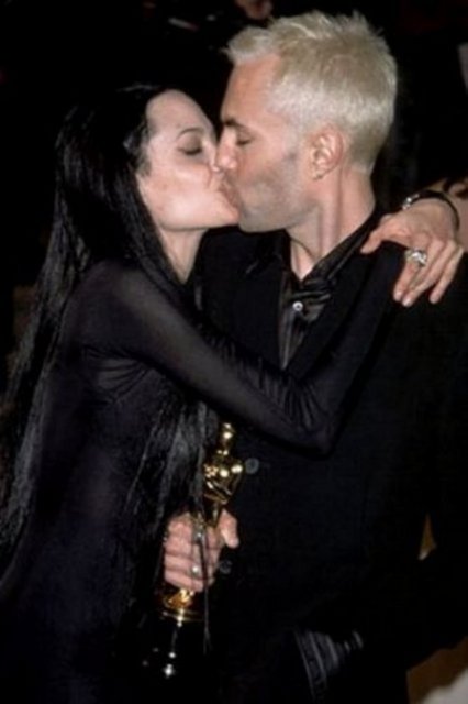 Angelina Jolie, oyunculuğu ve Birleşmiş Milletler bünyesindeki yararlı çalışmaları bir yana, skandallarıyla da tanınan bir yıldız... 'Girl, Interrupted' adlı filmdeki oyunuyla 'En İyi Yardımcı Kadın Oyuncu' dalında Oscar kazanan yıldız, ödülünü almaya erkek kardeşi James ile birlikte çıktı. Teşekkür konuşmasını yapan Jolie ile kardeşi, milyonların gözü önünde dudak dudağa öpüştü. Jolie, bunların üzerine bir de 'Görüyorsunuz kardeşimle aşk yaşıyorum' diyerek tuz biber ekti.  -