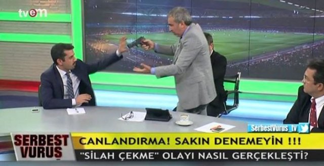 TV Em kanalında yayınlanan Serbest Vuruş isimli spor programında, Adnan Aybaba, Mehmet Baransu'nun ağzına silah soktu.