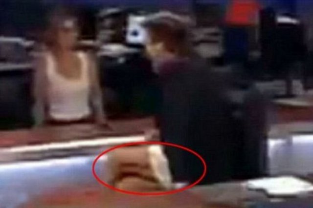 Slovenya'da yayın yapan POP TV'de 24UR adlı haber programının sunucusu, sadece belden yukarısının ekranda görüneceğini düşünerek kamera karşısına pantolon giymeden çıktı. Haber sunumunun ardından yönetmenin haber görüntülerini ekrana verdiğini düşünen sunucu bacak bacak üstüne atıp asistanıyla konuşmaya başlarken görüntü yerine 17 saniye süreyle sunucu ekrana boxerıyla yansıdı. -