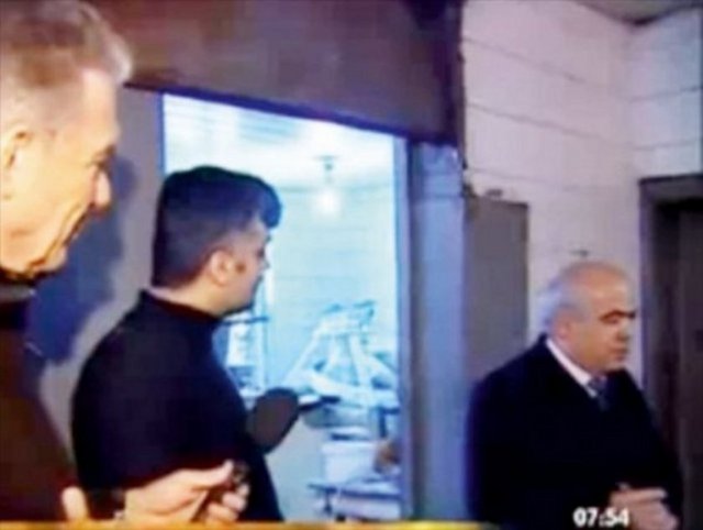 Bir zabıta denetlemesinde Uğur Dündar, fırıncıya böceklerin nereden geldiğini sorar. Gelen cevap, cümle profesörü koltuğundan edecek cinstendir: "Bu böceğin tarihini biliyor musun sen? Bir tane muzun içinde Güney Afrika'dan geldi. Onu da araştırdım. Bu, sıcağı sever." -