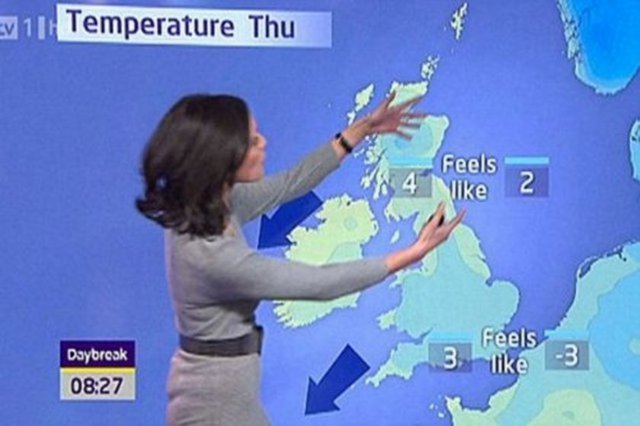 Canlı yayında hava durumunu bildiren sunucu, önünde durduğu ekranın azizliğine uğrayınca zor durumda kaldı.  -