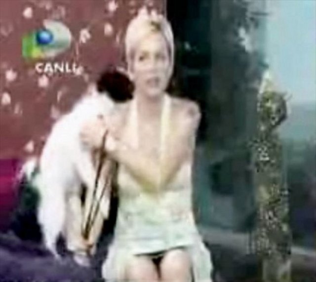 Sumru Yavrucuk ve köpeği Pan, Billur Kalkavan'ın televizyon şovuna konuk olurlar. Pan'ın, Billur Kalkavan'ı taciziyle ortalık karışır. Yavrucuk'un programdan sonraki açıklaması ilginçtir: "Pan hayatta böyle şeyler yapmaz ama Billur'u görünce bir şeyler oldu."