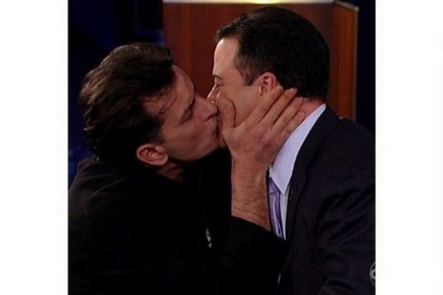 Son dönemde ABD'nin en çok konuştuğu isimlerden biri olan Charlie Sheen, önceki gece Jimmy Kimmel Live programına sürpriz bir ziyaret gerçekleştirdi. Canlı yayın sürerken birden stüdyoya dalan ünlü aktör, sunucu Jimmy Kimmel'ı dudaklarından öperek hem stüdyodakile hem de ekran başındaki seyircileri şaşkınlığa boğdu. Sheen canlı yayın sürprizinin altında ise çocuklarına yeniden kavuşmanın sevincinin yattığını söyledi.