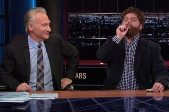 Hangover filminin yıldızı Zach Galifianakis, dünya televizyon tarihinde bir ilke imza attı. ABD bu adamı konuşuyor! Geçen yılın en çok izlenen filmlerinden biri olan ve kısa sürede komedi klasikleri arasına giren 'Hangover-Felekten Bir Gece' filminin başrol oyuncularından Zach Galifianakis, California'da esrarın yasallaşması için yapılacak oylamanın tartışıldığı Real Time With Bill Maher programında canlı yayında esrar içti.  -