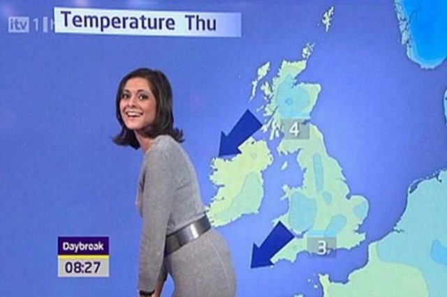 Durumun farkına varmayan Lucy, programın sunucuları Christine Bleakley ve Adrian Chiles tarafından 'oklar sana doğru geliyor' diye uyarılınca oldukça utandı. -