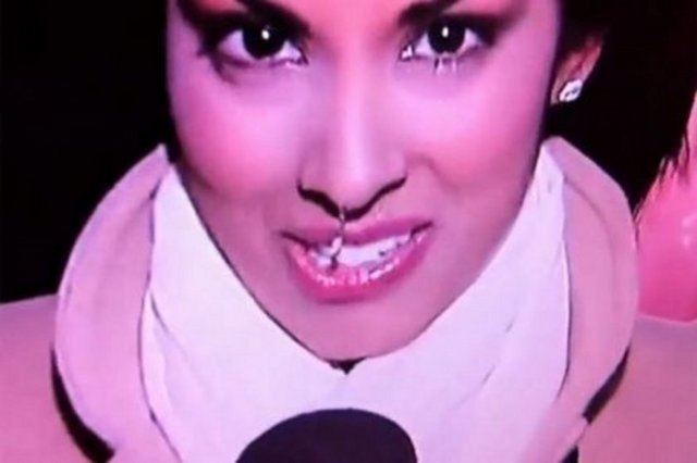 Kanadada yayın yapan City TVnin güzel sunucusu Saphia Khambalia önceki gün şov için Toronto kentine gelen Charlie Sheenle röportaj yapmak için Massey Hall Tiyatrosuna gitti.