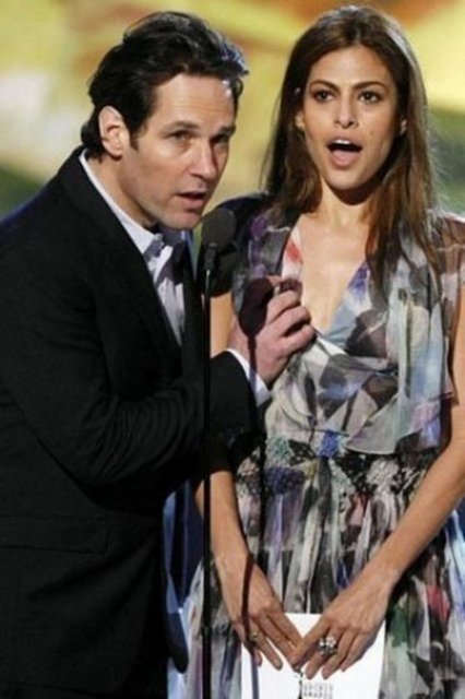 Oyuncu Paul Rudd, En İyi Senaryo ödülünün adaylarını açıklamak için birlikte sahneye çıktığı Eva Mendes'in göğsünü elledi.