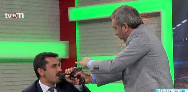 Futbol Arena - Gökhan Töre ile Hakan Çalhanoğlu arasında yaşandığı iddia eilen silah olayını stüdyoda canlandırmak isteyen Adnan Aybaba,