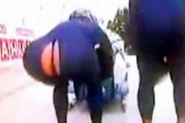 İngiliz yarışmacı Gillian Cooke'un aerodinami için giydiği sentetik fiber taytın esnerken yırtılması ve kalçalarının kameralara yakalanmasını içeren video, internette izlenme rekoru kırdı.  -