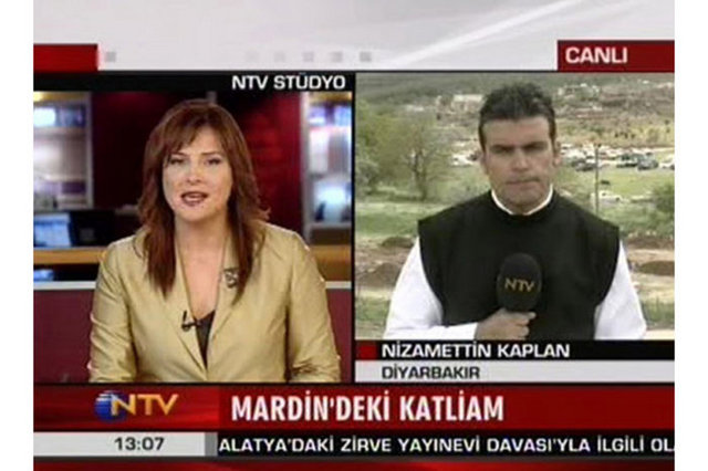 Muhabir bağlantıya başladığı anda arka planda iki at çiftleşmeye başlayınca ortaya ilginç görüntüler çıktı.