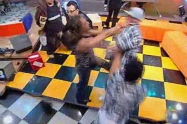 'Mesut Yar'la Tuhaf Şeyler' isimli programa konuk olan Rapçi Fuat ile 'Boys Anılar' üyeleri arasında canlı yayında kavga çıktı. Rapçi Fuat şarkı söylerken sahneye atlayan Boys Anılar grubunun solisti, Fuat'a yumruk attı ve bir anda sahne karıştı ve canlı yayın kesildi. Verilen aranın ardından Boys Anılar grubu stüdyo dışına çıkartıldı.  -  -  -  -  -  -  -