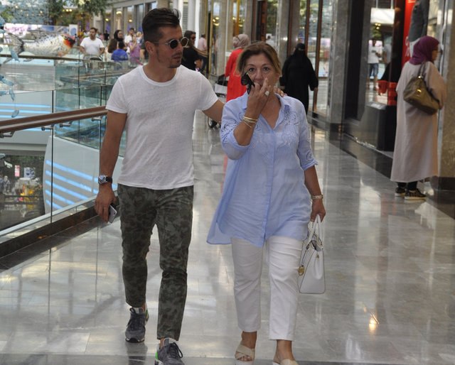 HABERTÜRK MAGAZİN - Başakşehir'de top koşturan Emre Belözoğlu, annesi Fatma Hanım'la birlikte Florya'daki bir AVM'de görüntülendi.