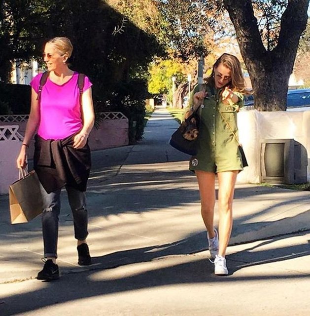 Serenay Sarıkaya ve annesi