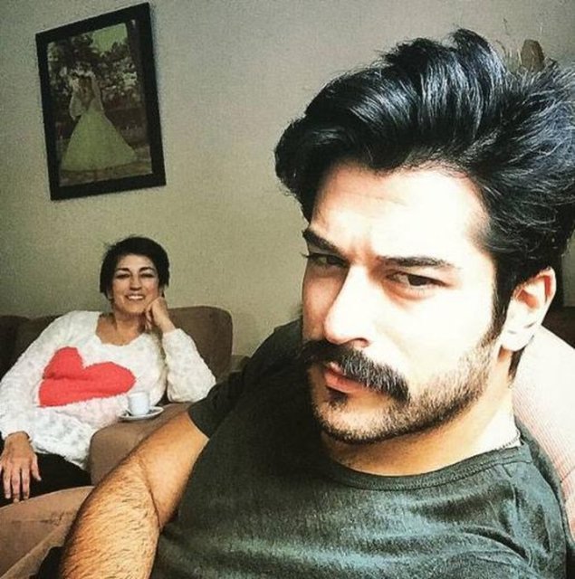 Burak Özçivit ve annesi