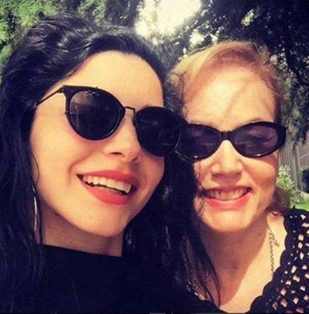 Merve Boluğur ve annesi