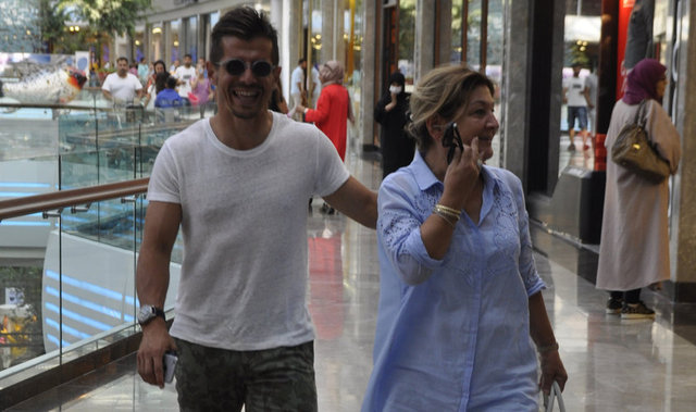 Anne-oğul alışveriş turuna çıktıklarını belirten Belözoğlu, "Uzun zamandır anneme vakit ayıramıyorum, bugün bol bol alışveriş yapacağız" dedi.