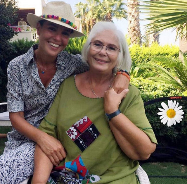 Gülben Ergen ile annesi