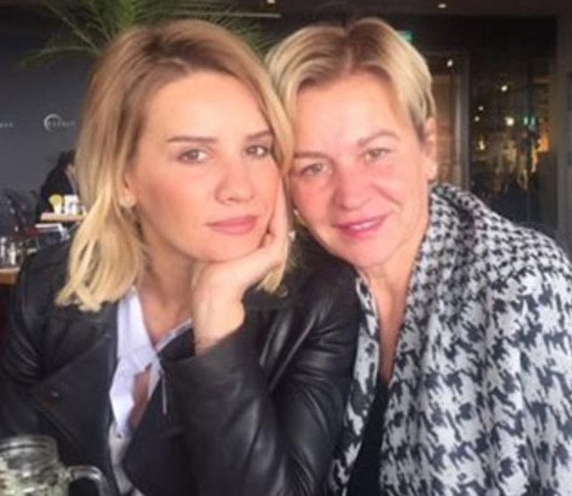 Esra Erol ve annesi