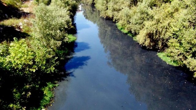 Kent merkezinden geçerek Karadeniz'e dökülen Bartın Irmağı siyaha büründü.