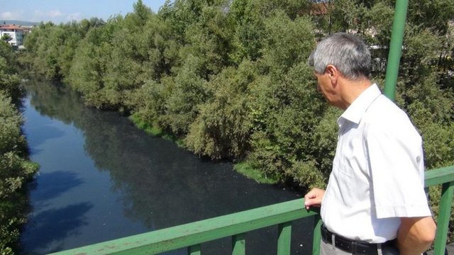 Irmağın sanayi kuruluşlarından bırakılan atıklarla siyaha büründüğü sanılırken, İl Çevre ve Orman Müdürlüğü sudan numune alarak inceleme başlattı.