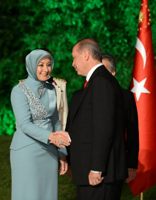 Bin 600 kişinin davet edildiği bu yılki resepsiyonda geçmiş yılların aksine erkekler için 'smokin' yerine 'koyu renk elbise' uyarısının yer aldığı davetiyelerde kadınlar için de uzun etek uyarısına yer verildi.