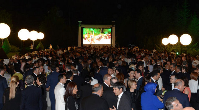 Çankaya Köşkü'nde yapılan resepsiyona Genelkurmay Başkanı Orgeneral Necdet Özel ve bazı kuvvet komutanları eşli katıldı.