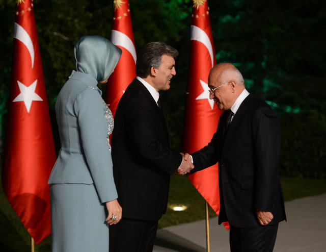 Meclis Başkanı Cemil Çiçek resepsiyona eşsiz katılırken