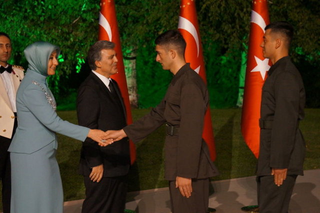 Ayrıca resepsiyona katılanlar arasında erler de yer aldı.