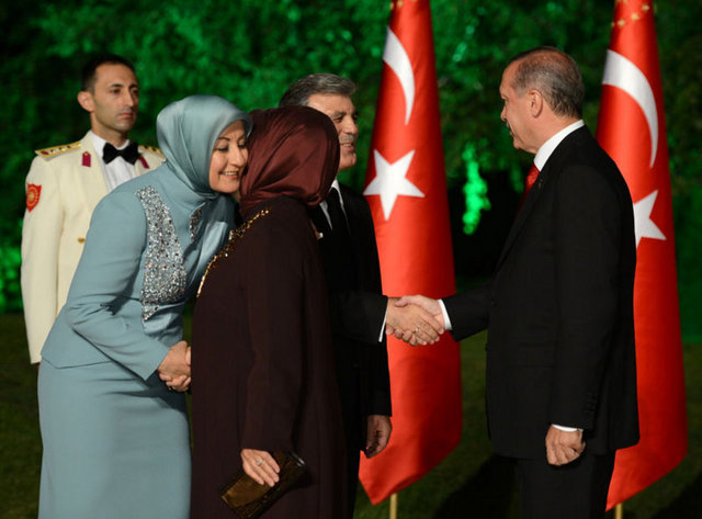 Gül resepsiyon için tutuklu milletvekilleri dışında, Ergenekon davasında ceza alan ancak tahliye edilen CHP'li Mehmet Haberal da dahil Meclis'teki bütün milletvekillerine davetiye gönderdi.