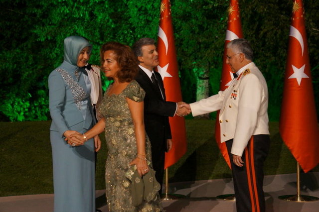 Böylece 11 yıllık AK Parti iktidarı döneminde ilk kez bir resepsiyonda kabine üyeleriyle eşli buluşmuş oldular.